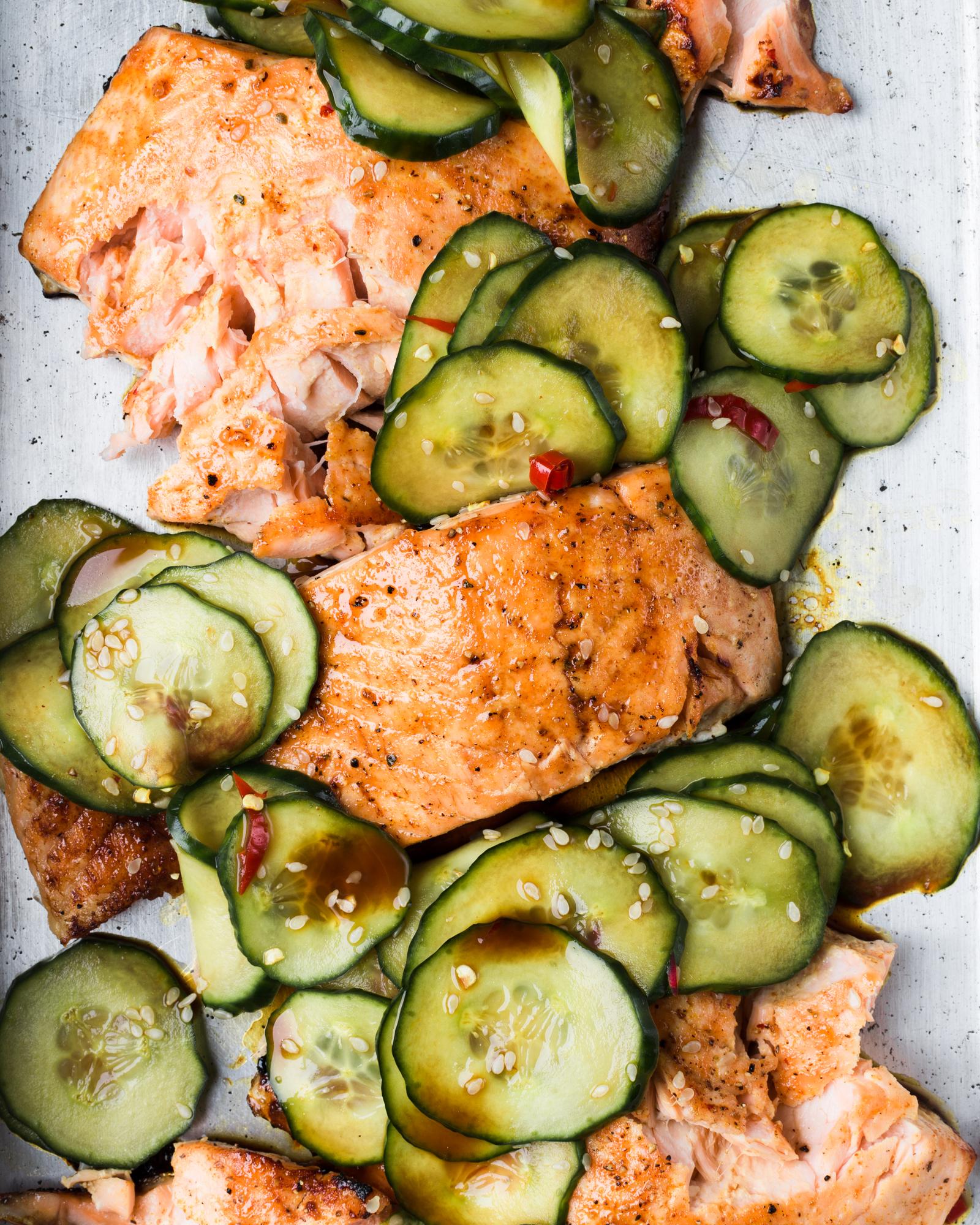 Salmone con insalata di cetrioli