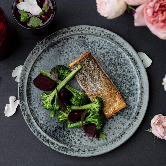 Salmone con barbabietola e broccoli