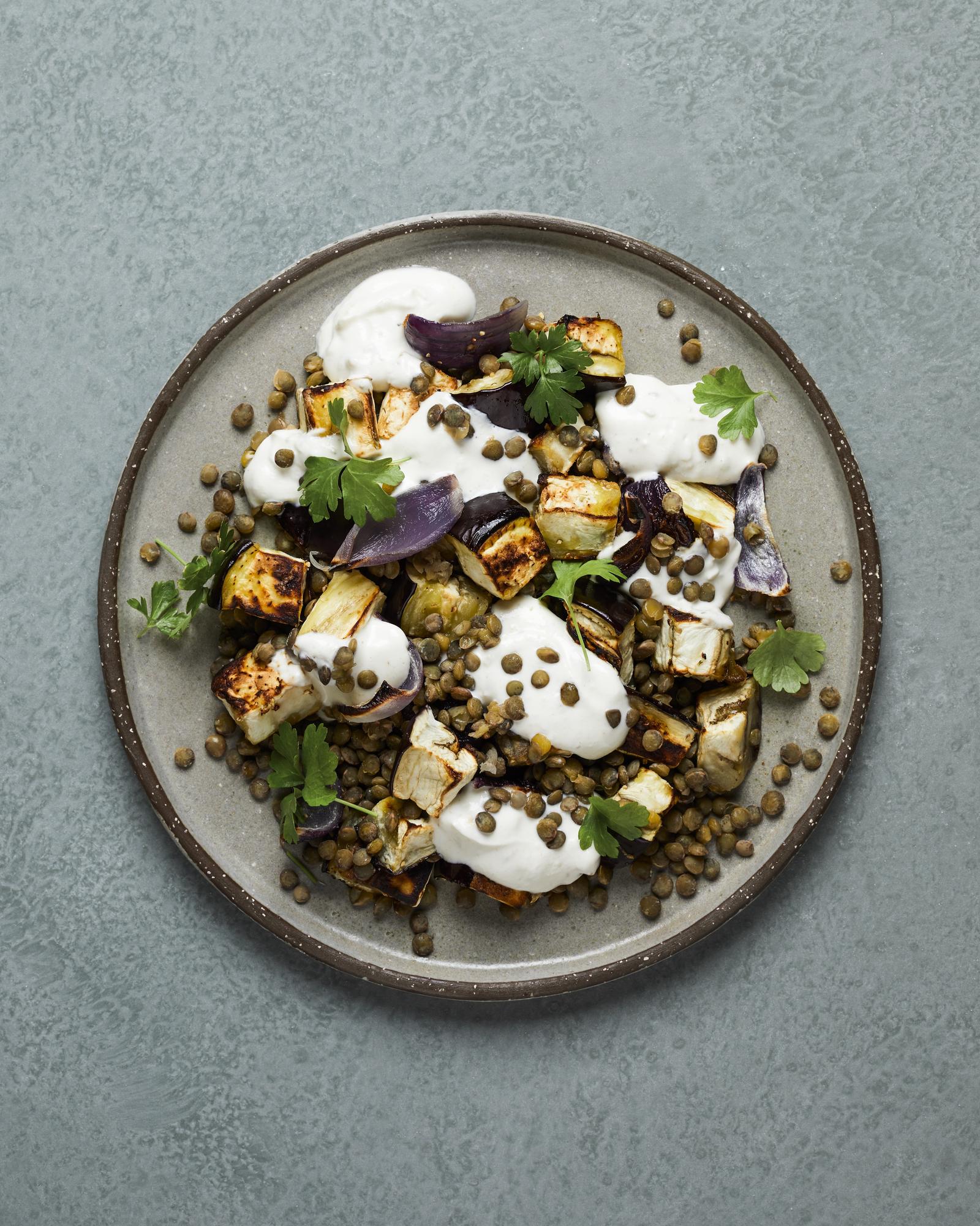 Insalata di melanzane con lenticchie, tahini e yogurt