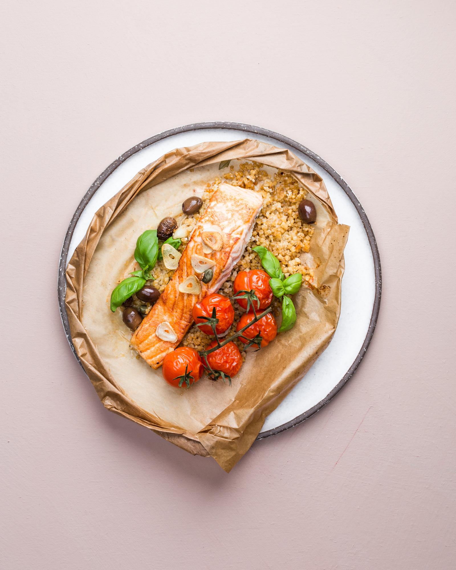 Salmone al cartoccio con pomodorini e olive