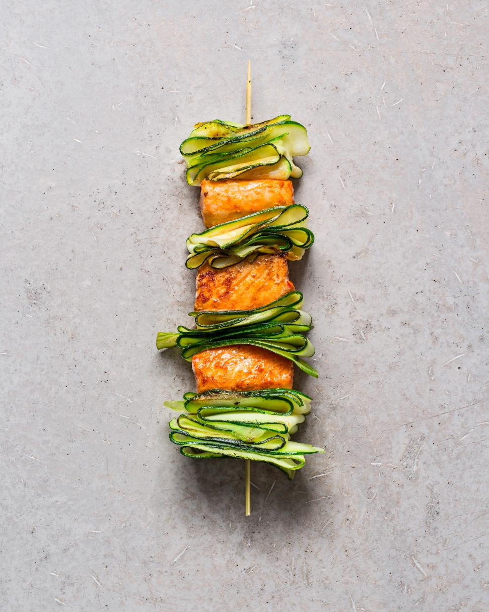 Spiedino di salmone con zucchina