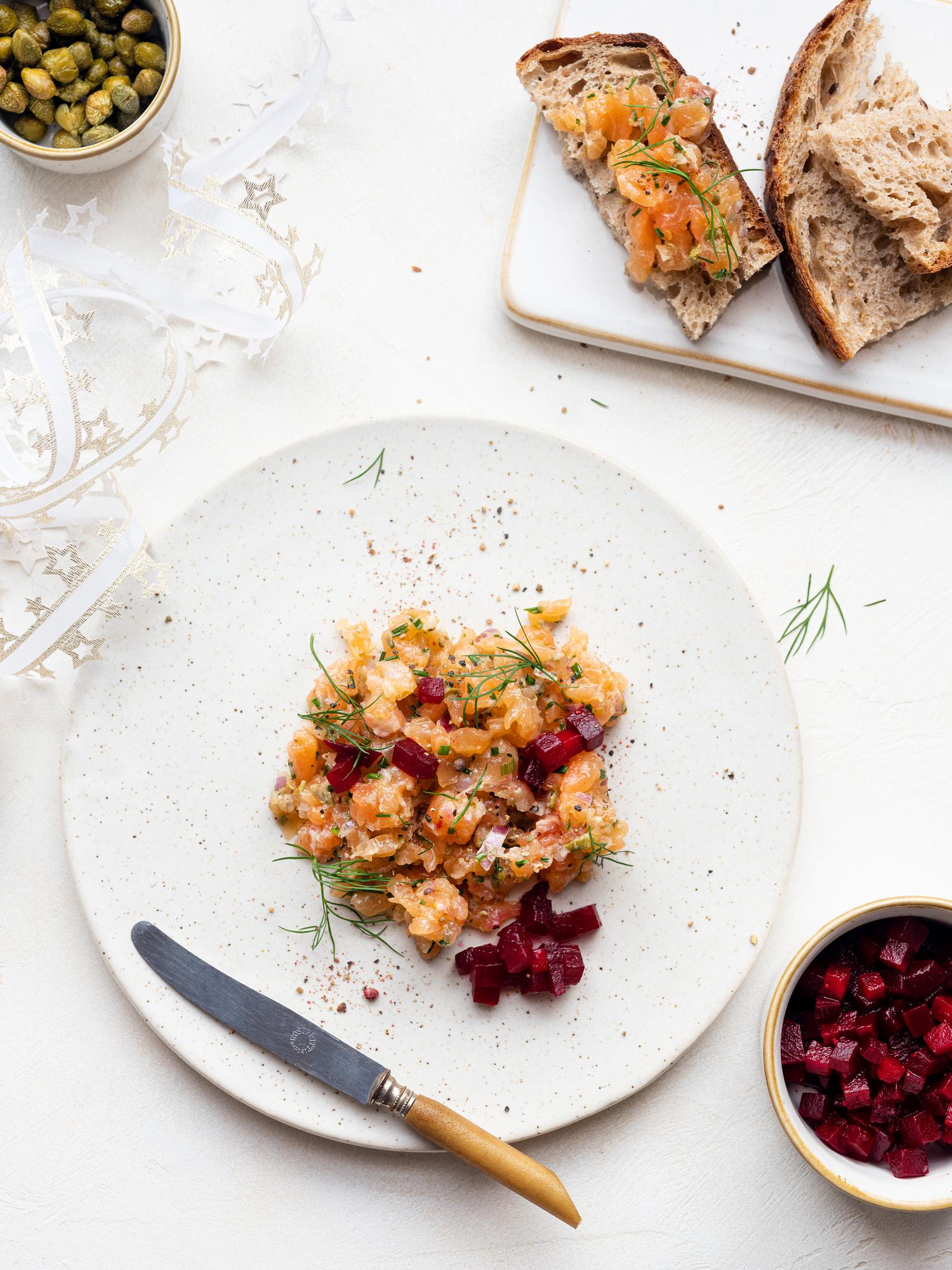 Tartare di salmone con barbabietola rossa