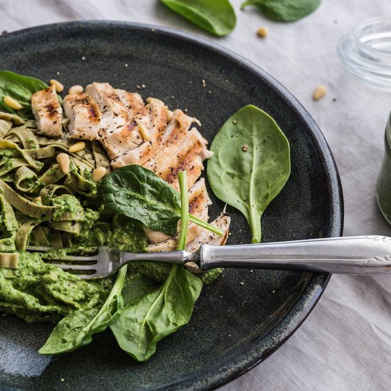 Pasta di mais con pollo e pesto