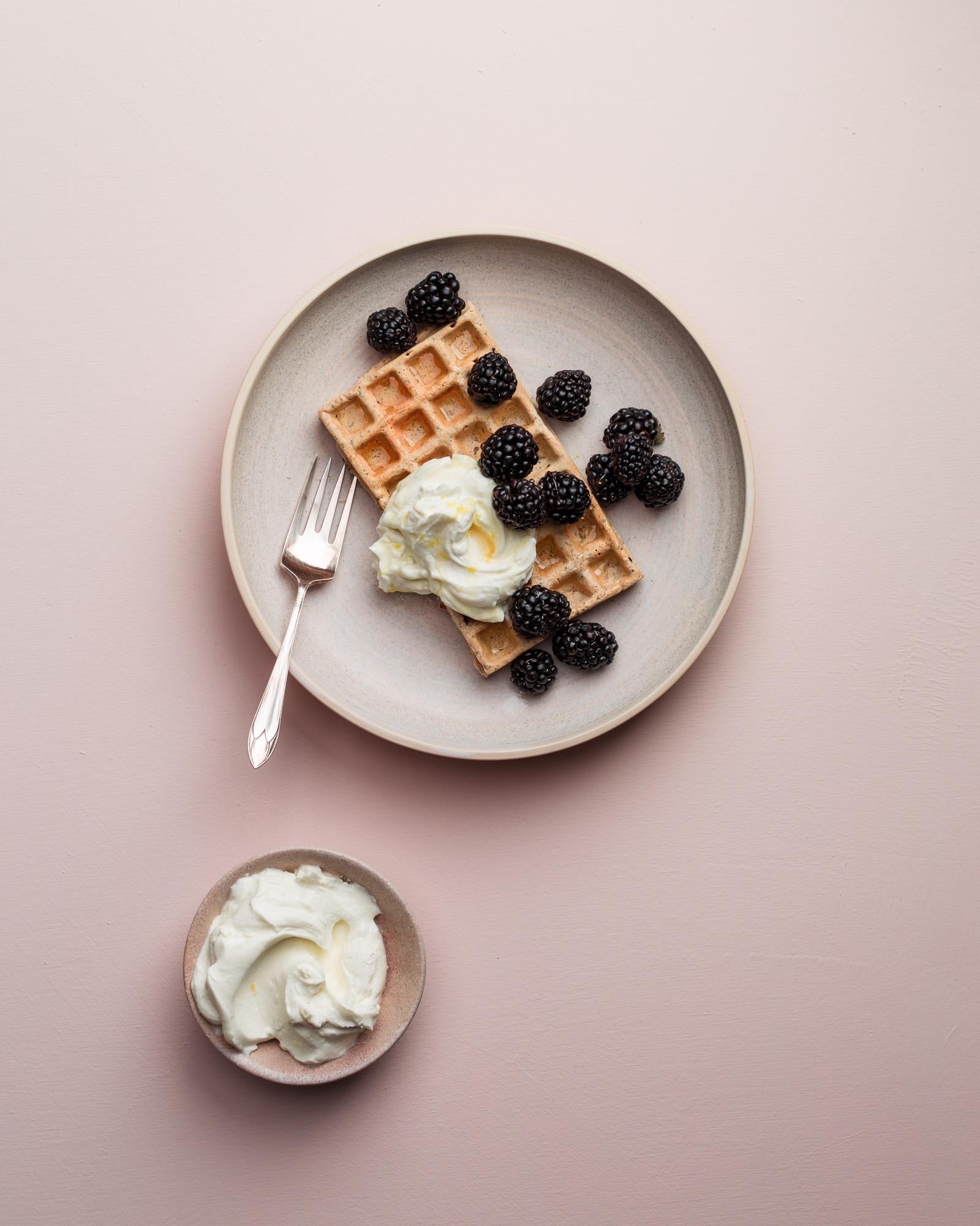 Waffle al papavero con more e ricotta al limone