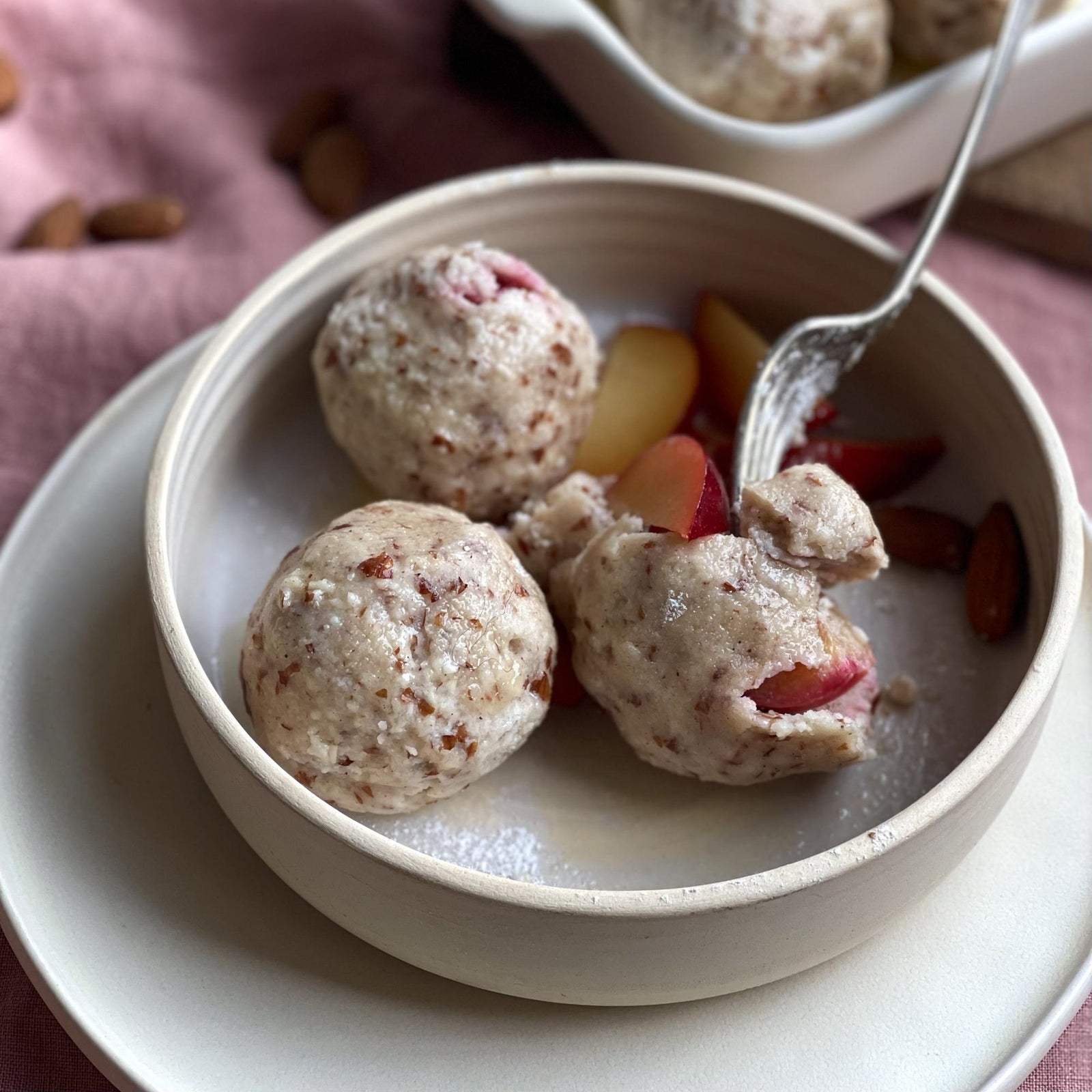 Canederli di frutta alle mandorle