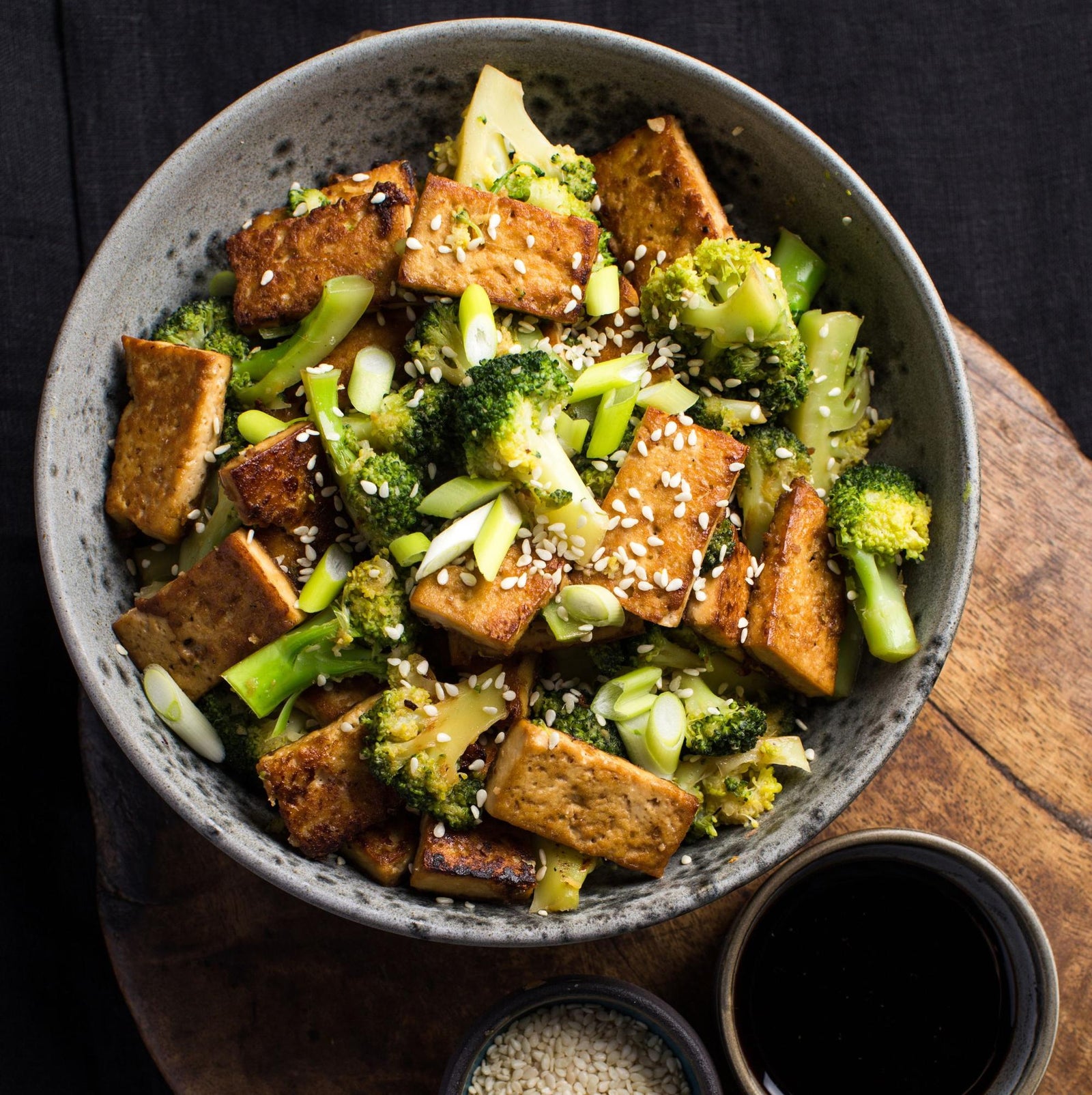 Tofu marinato con broccoli