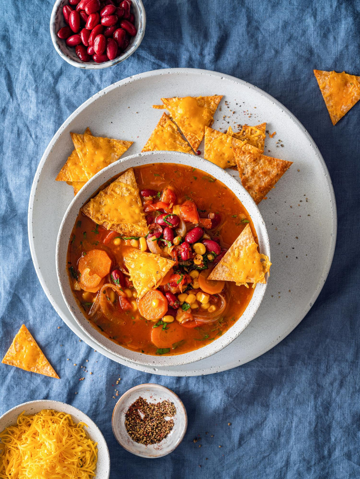 Zuppa messicana con chips di tortilla