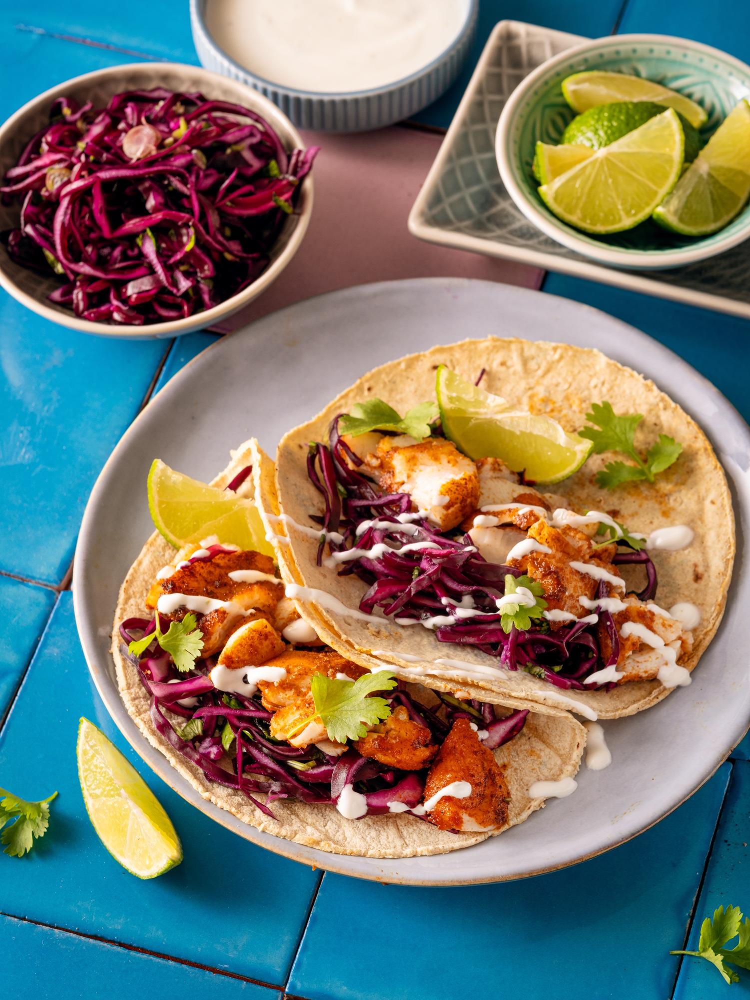 Tacos di pesce messicani con insalata di cavolo e crema al lime