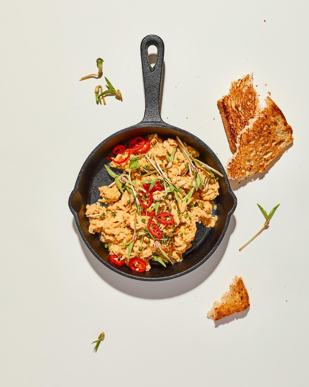 Uova strapazzate con miso e germogli di soia