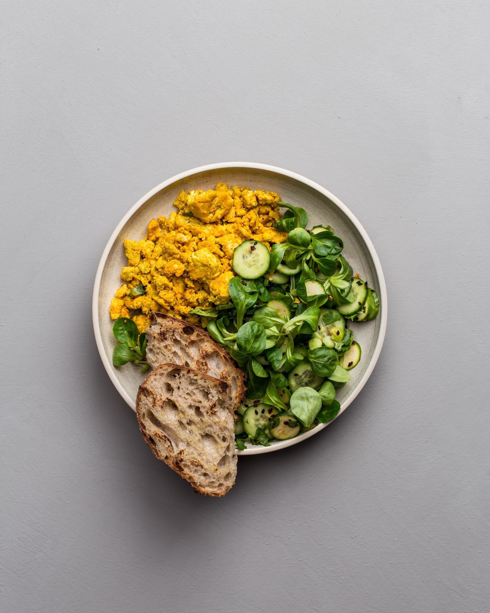 Ciotola con tofu à la uova e insalata di cetrioli
