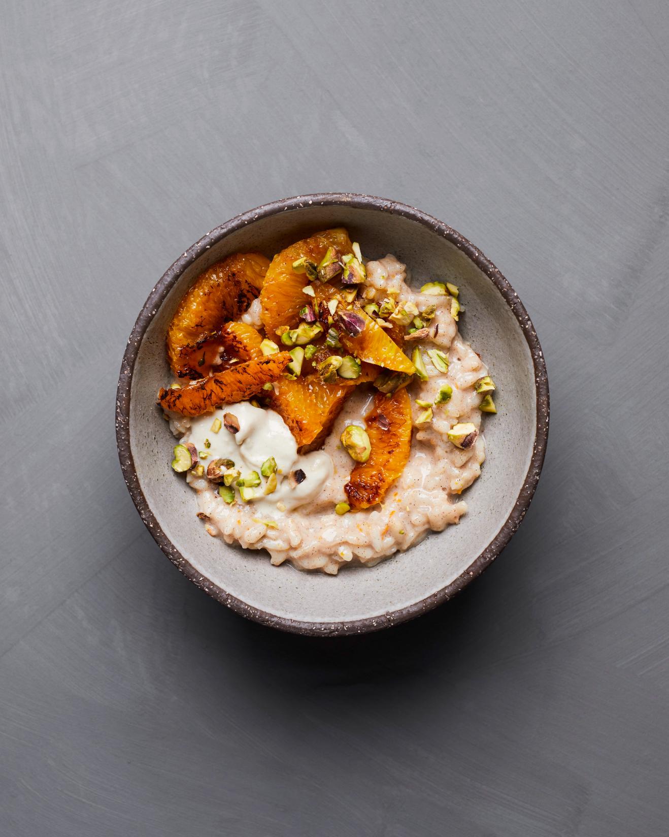 Riso al latte con arancia caramellata, pistacchi e tahini