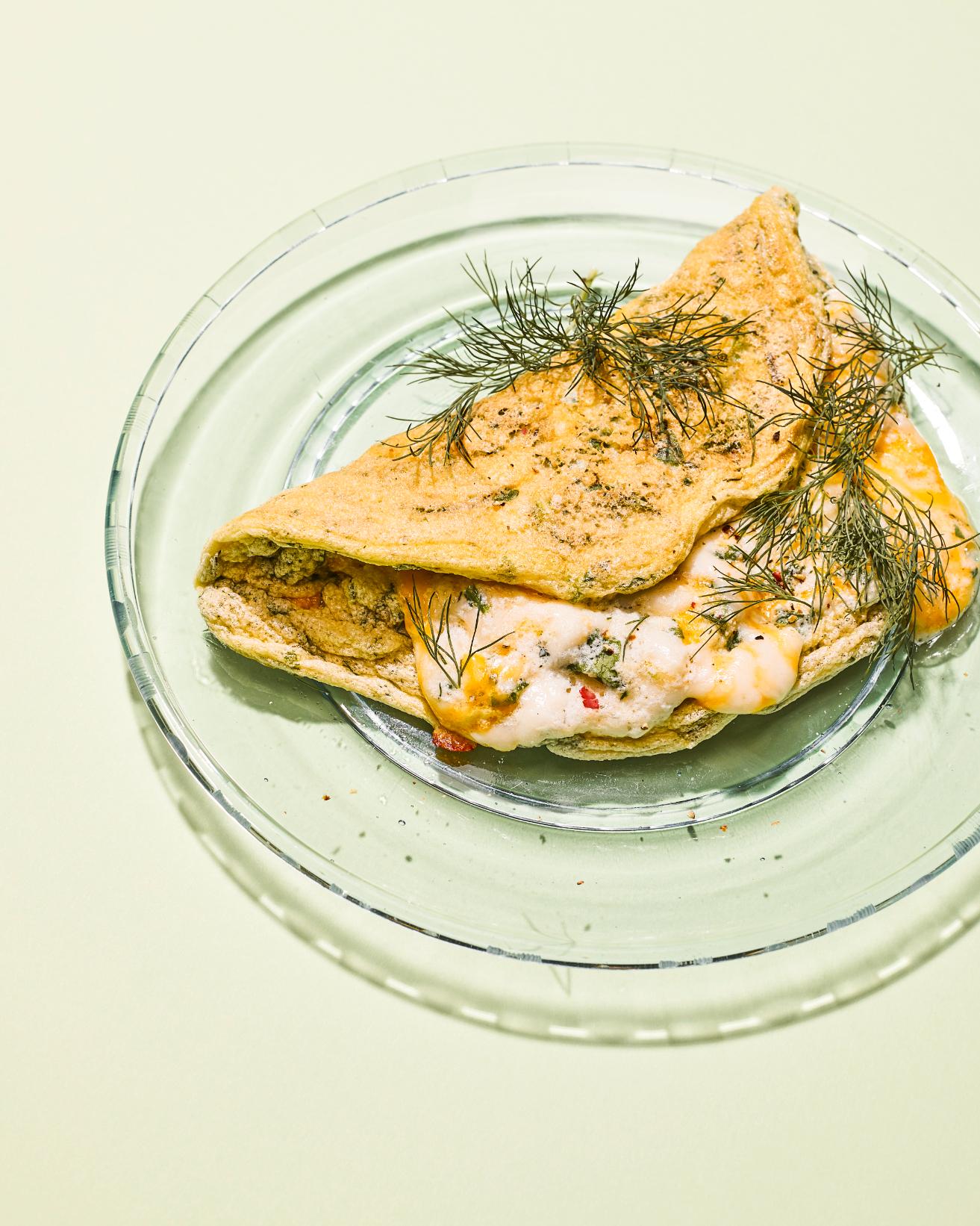 Omelette soffice al formaggio con erba cipollina e aneto