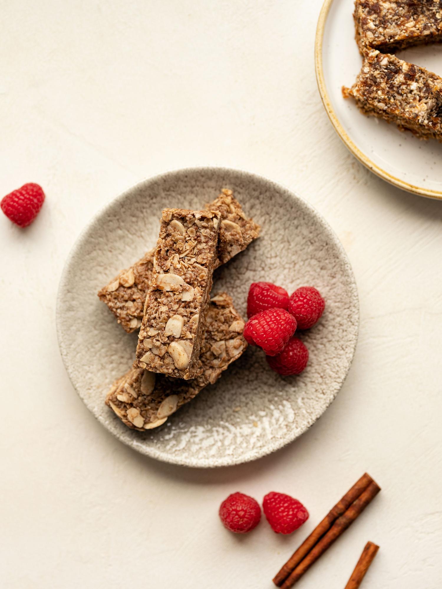 Barrette crude d'avena con mandorle e cannella