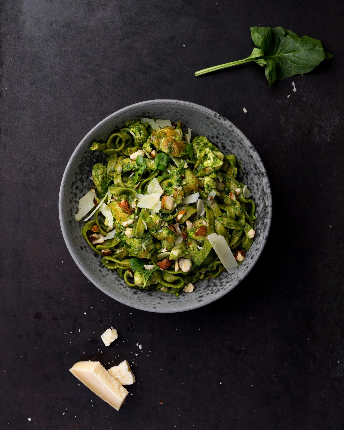Pasta con pollo e pesto di spinaci