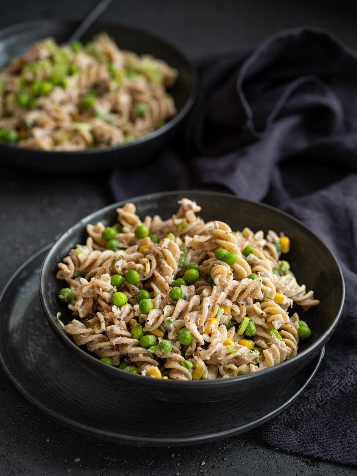 Insalata di pasta con tonno, mais e piselli