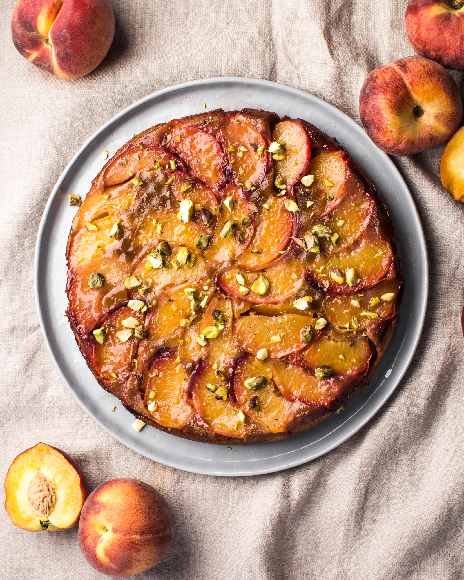 Torta rovesciata alle pesche con pistacchi