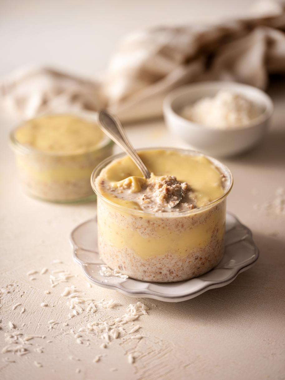 Porridge d'avena con cioccolato bianco e cocco