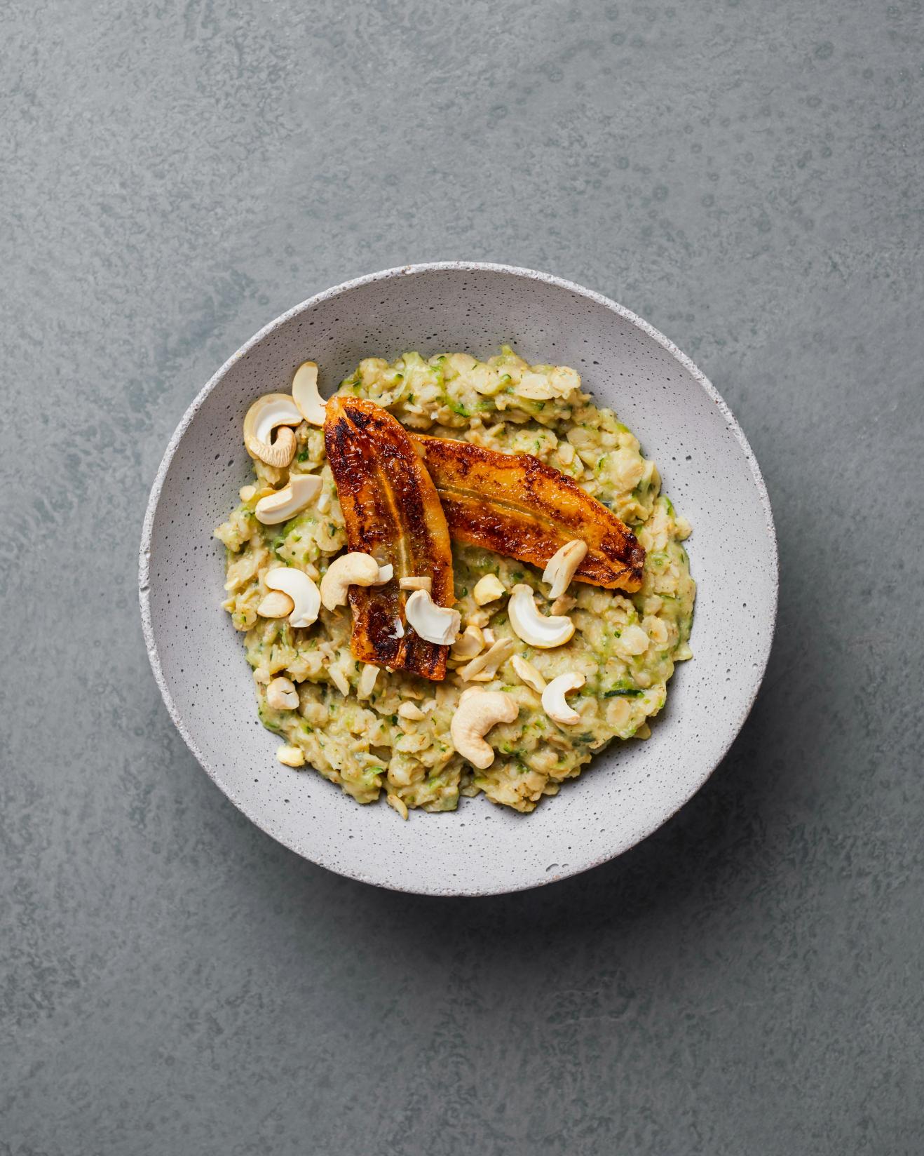 Porridge di avena con zucchina e banana caramellata
