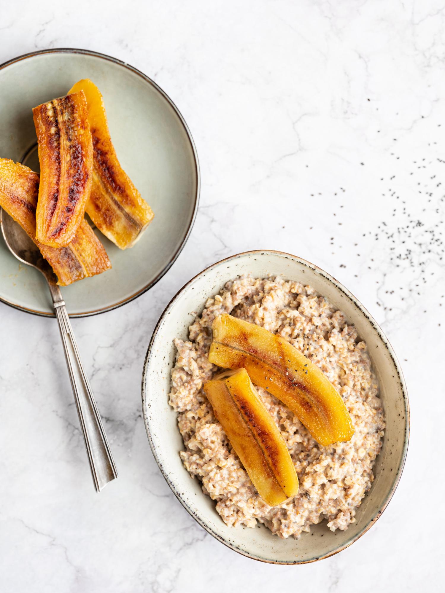 Porridge d'avena con banana caramellata