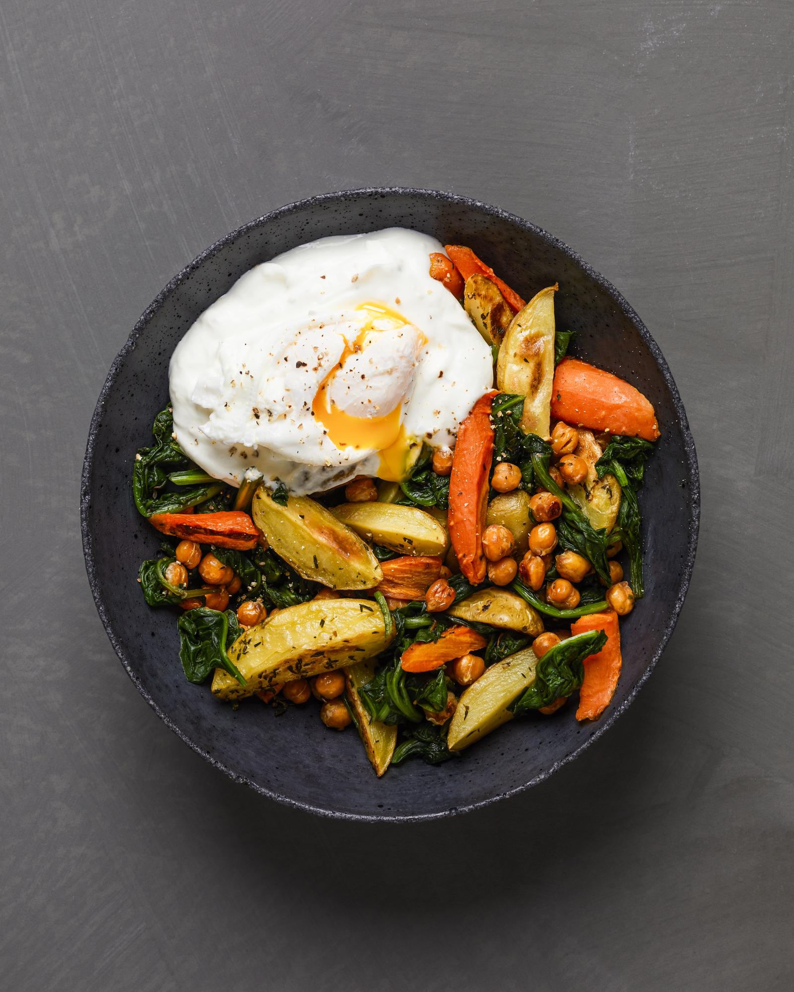 Ceci al forno con carote, spinaci e yogurt greco