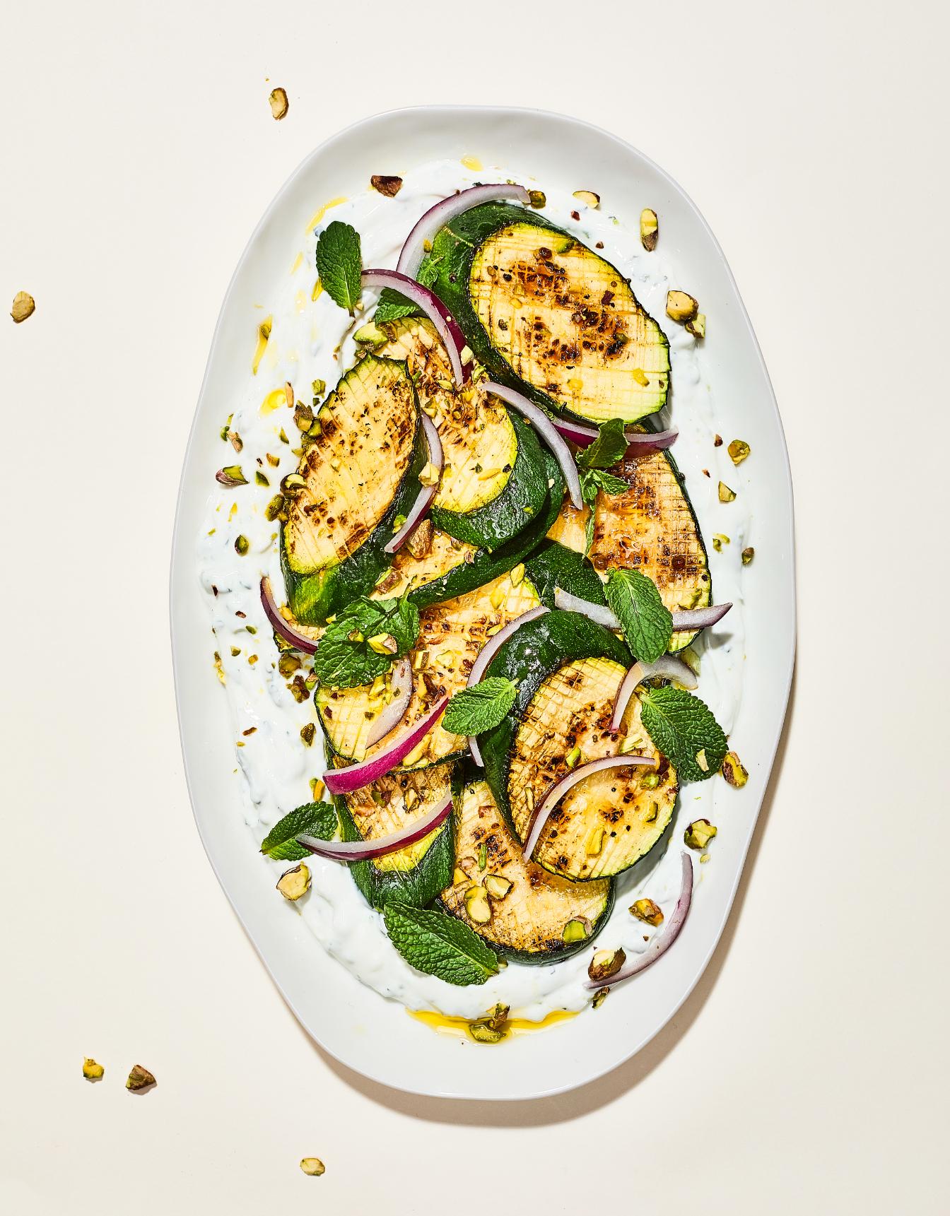 Zucchine al forno con menta, yogurt e pistacchi