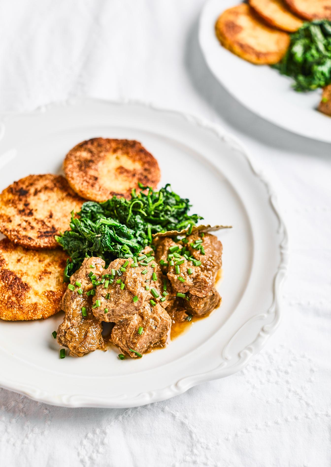 Coscia di agnello al forno con frittelle di patate