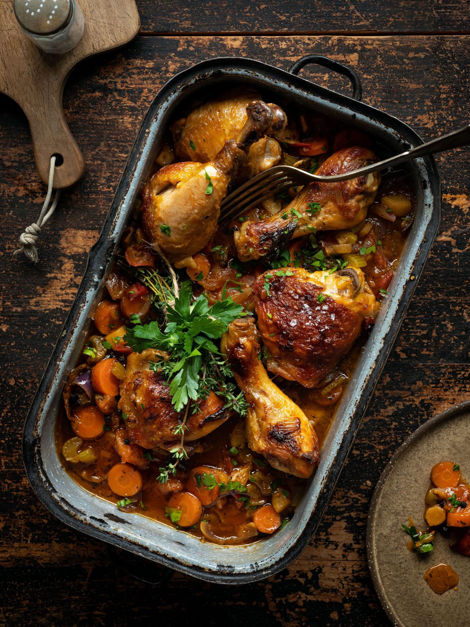 Cosce di pollo arrosto con aceto di vino e verdure di radice