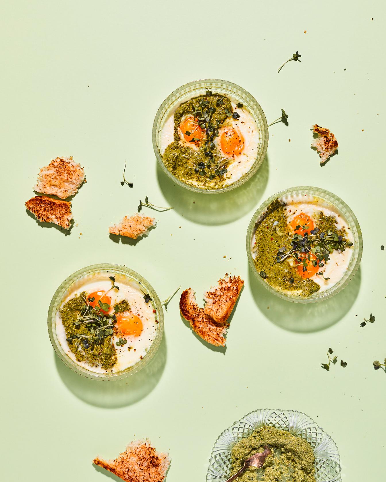 Uova al forno con pesto alla menta e coriandolo
