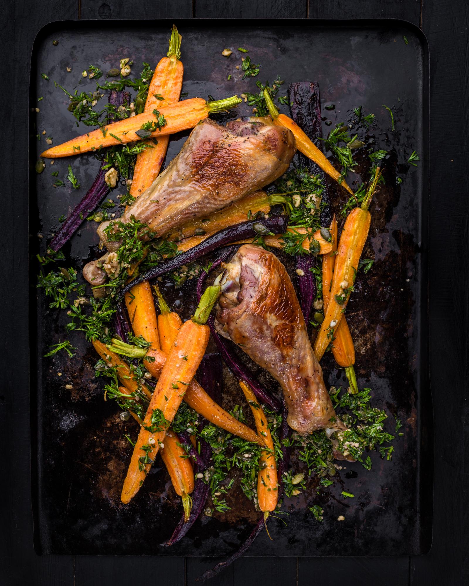Coscia di tacchino al forno con carote e cime di carota