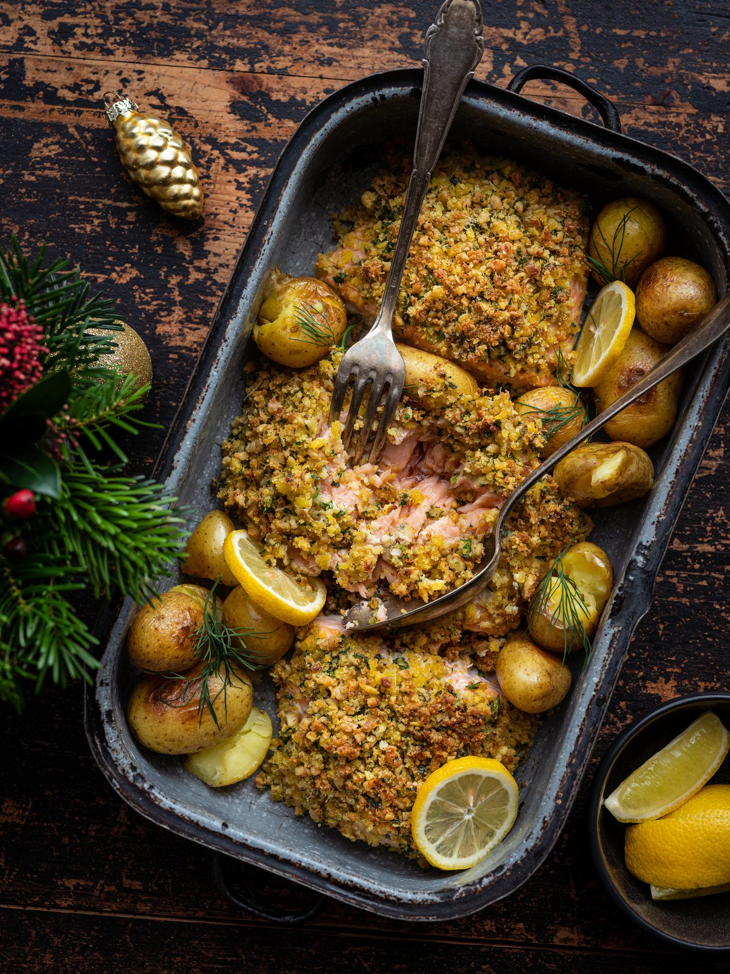 Salmone al forno in crosta di frutta secca ed erbe aromatiche