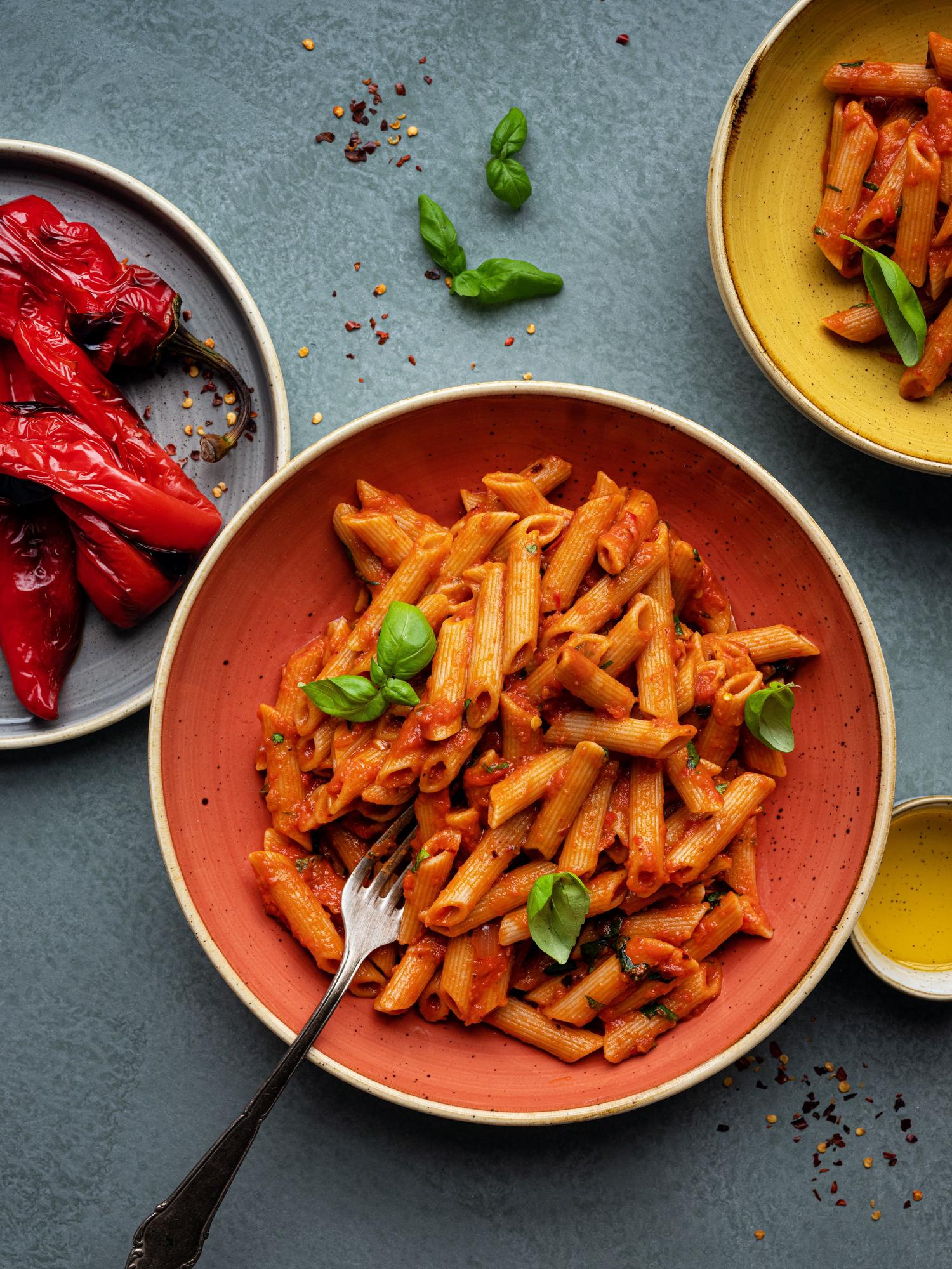 Penne con salsa di peperoni e pomodori