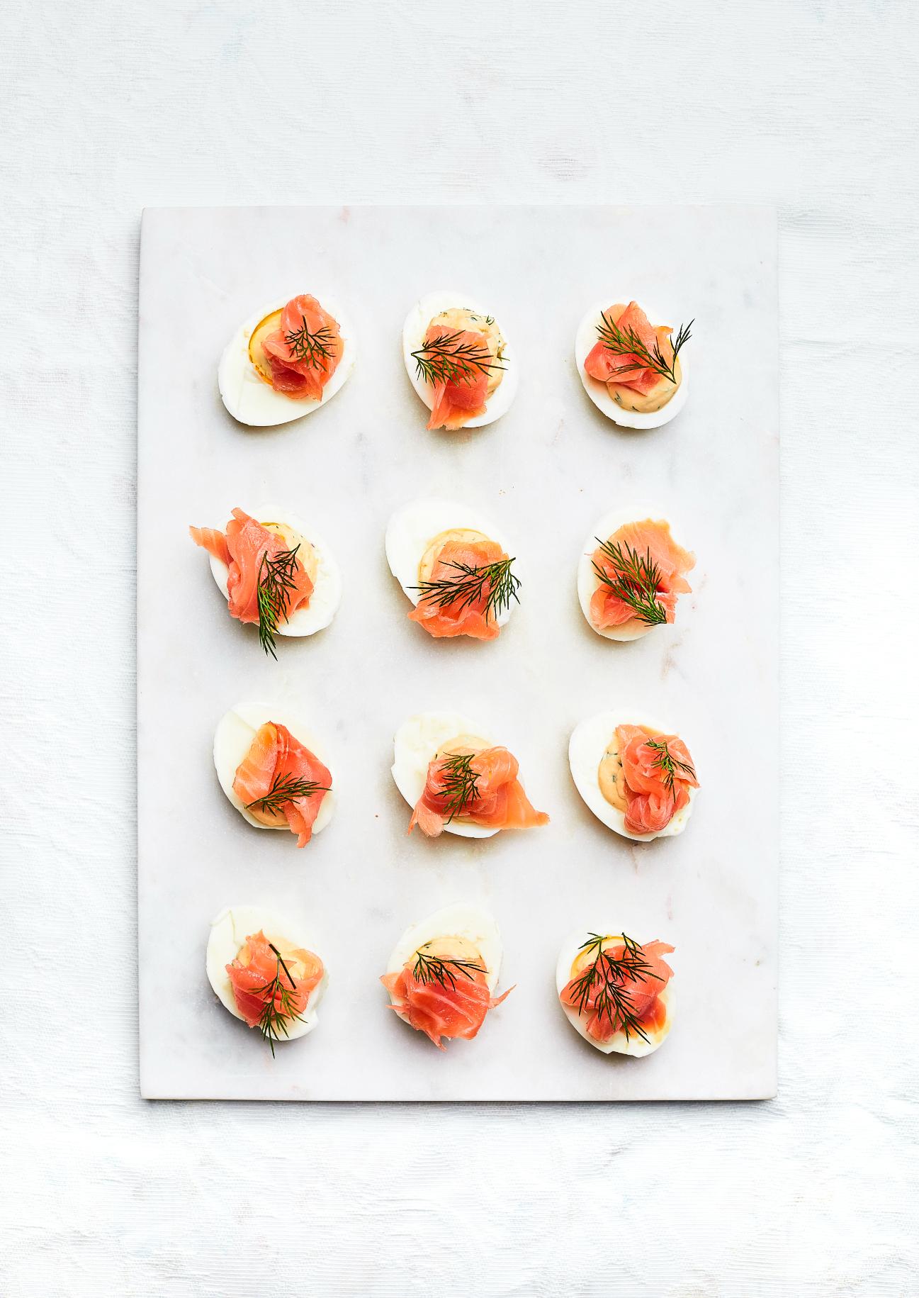 Uova ripiene con salmone affumicato e aneto