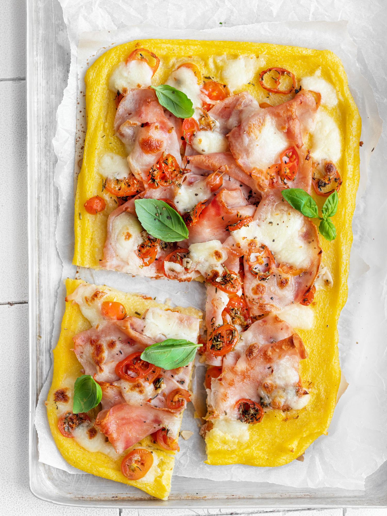 Pizza di polenta in teglia