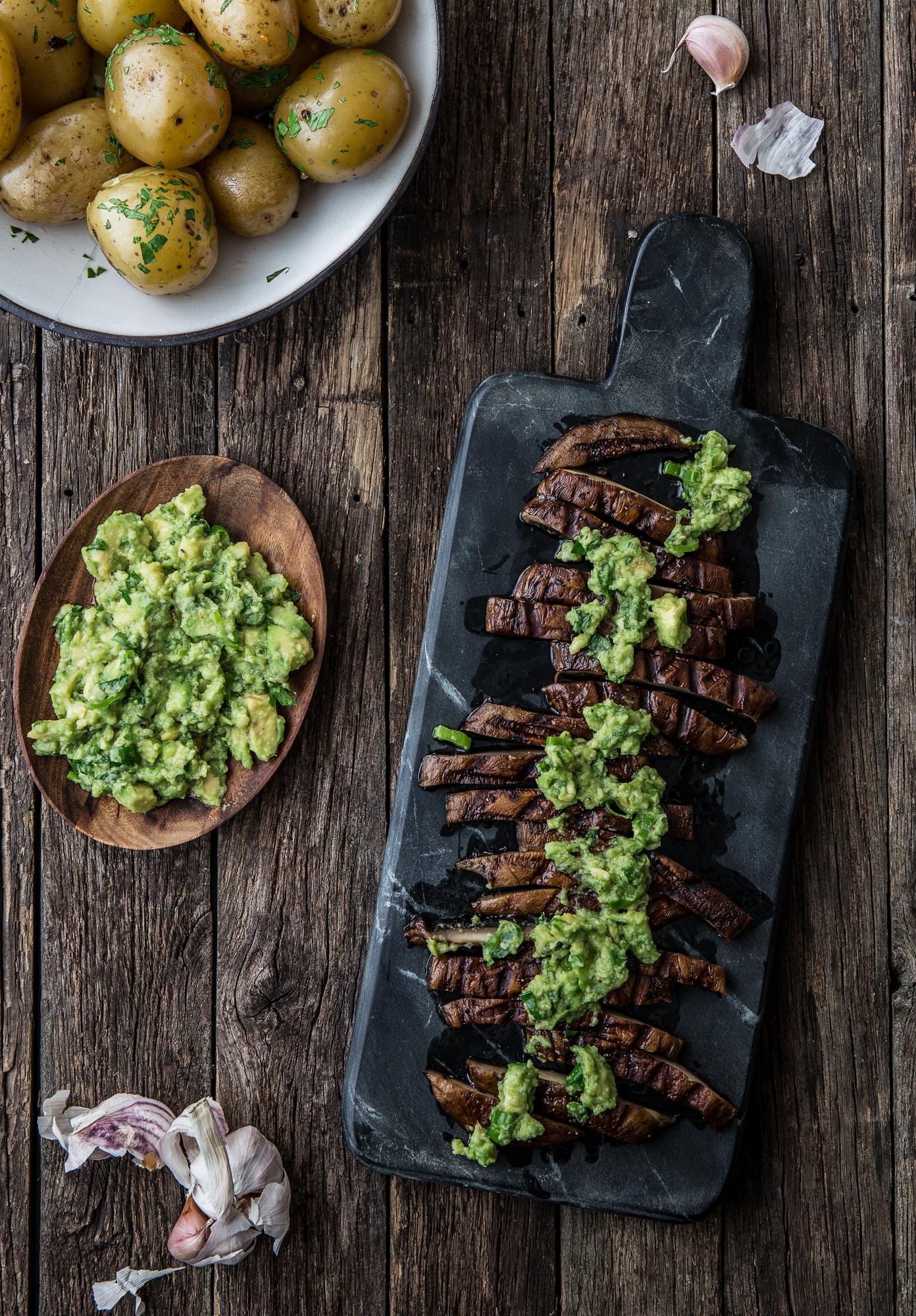 Bistecche di portobello con salsa all'avocado e patate