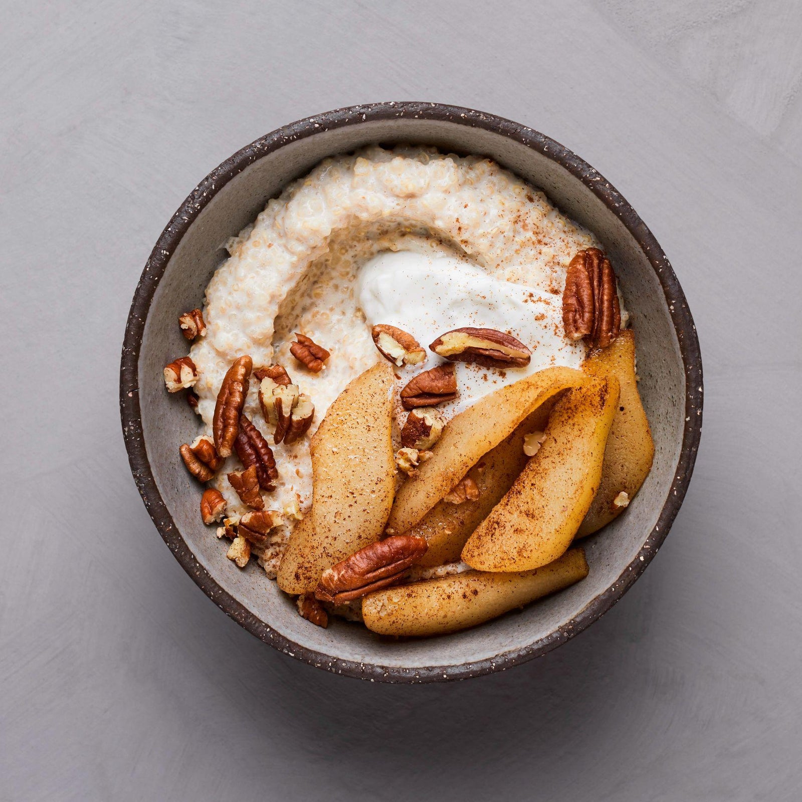 Porridge di quinoa con pera al forno e noci pecan