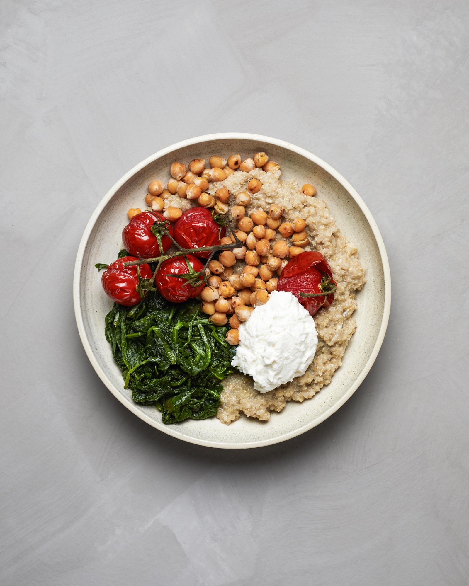 Porridge di quinoa con ricotta, pomodorini al forno e ceci