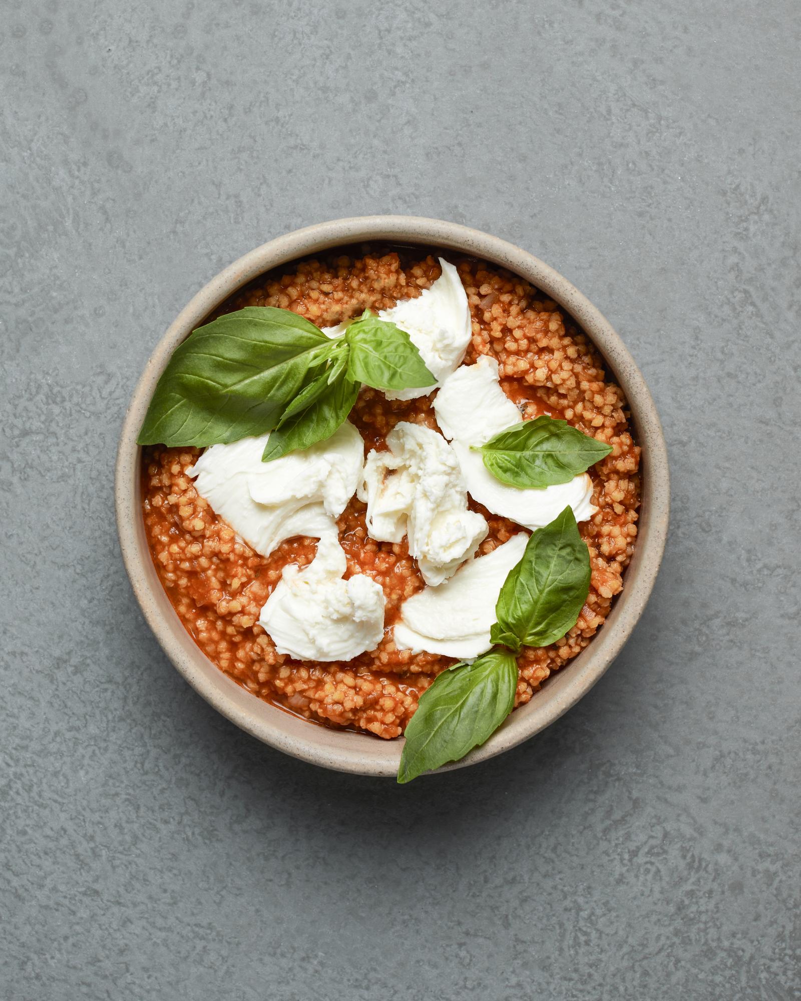 Porridge di miglio al pomodoro con mozzarella