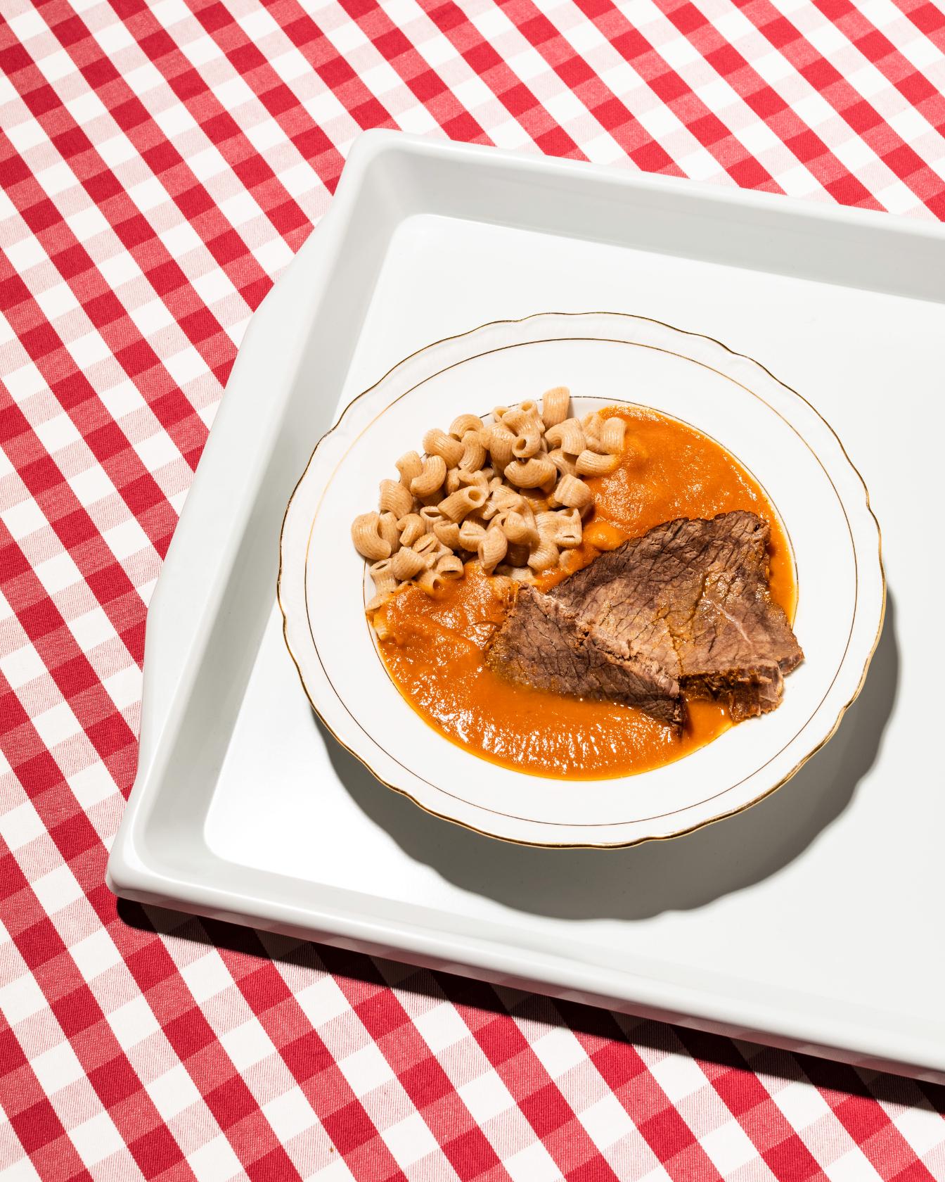 Sugo al pomodoro con manzo e pasta a gomito