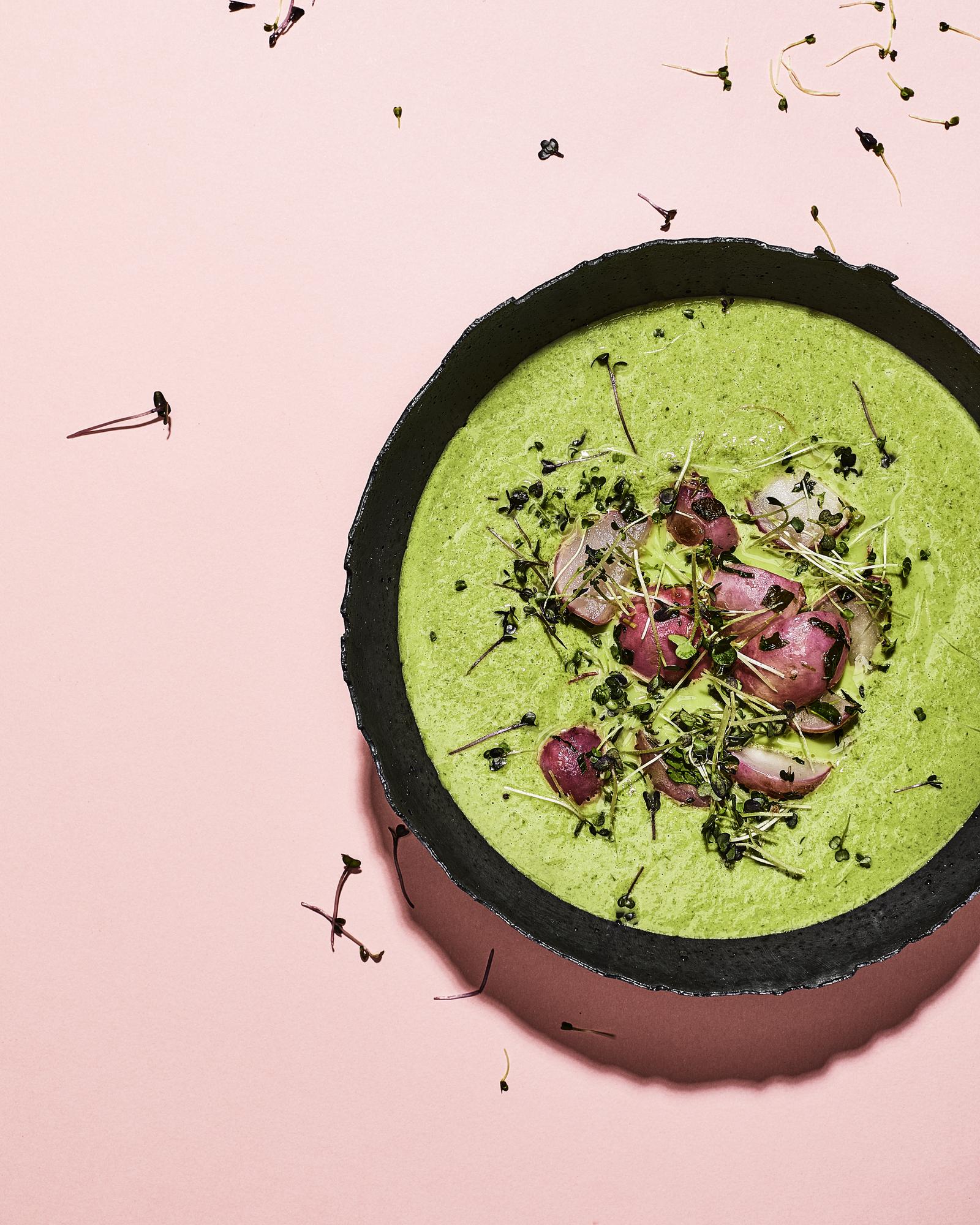 Zuppa di ravanelli con cipollotto