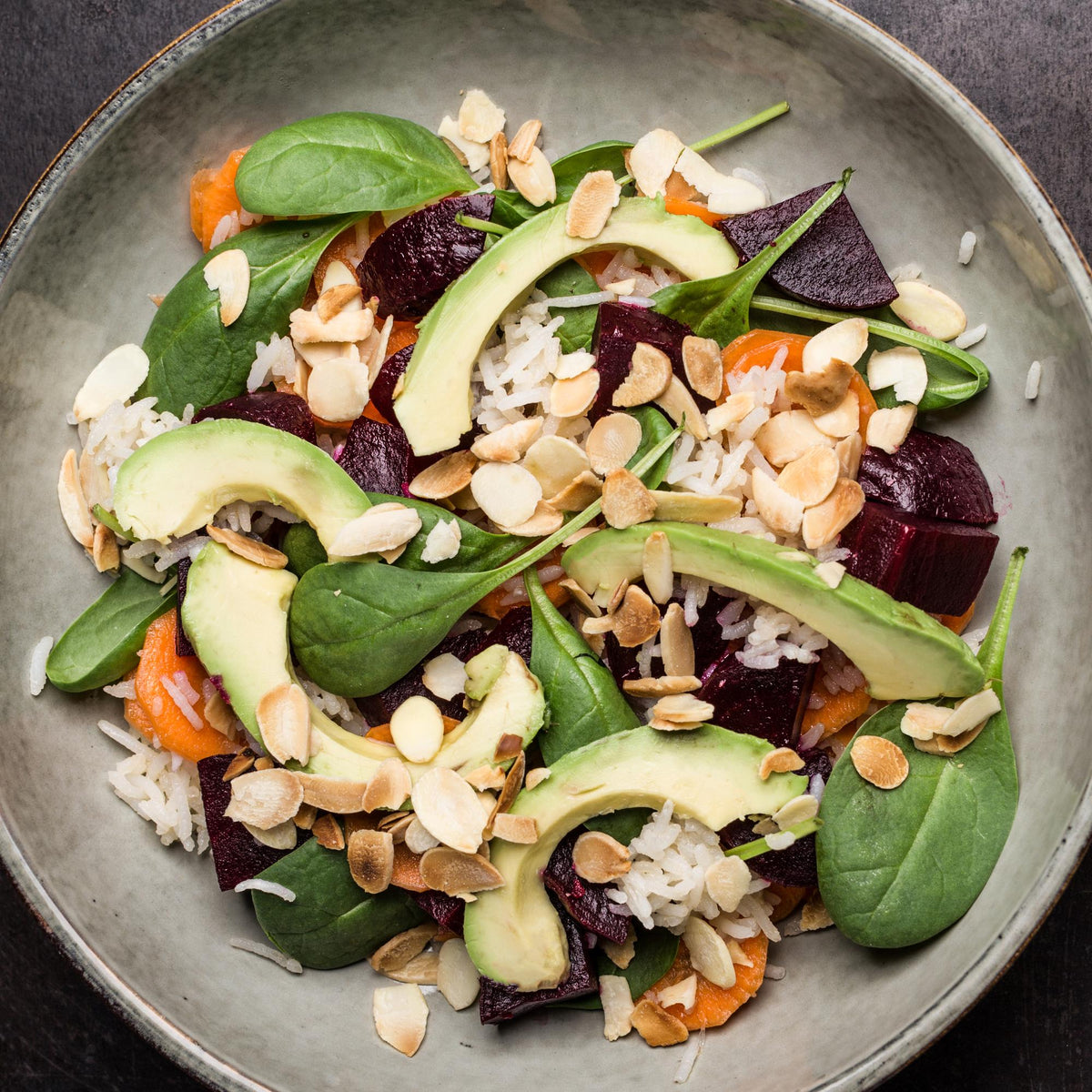 Insalata di riso con condimento agrodolce e barbabietola