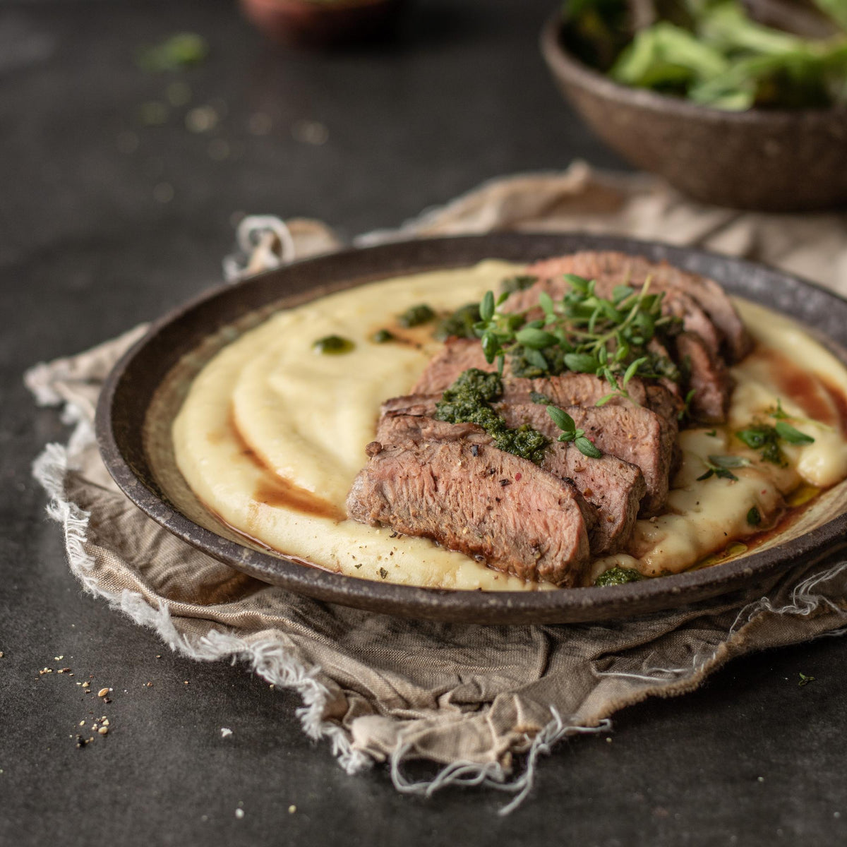 Rump steak di manzo con purè di pastinaca e pesto al timo