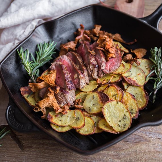 Bistecca di manzo con patate al rosmarino e funghi
