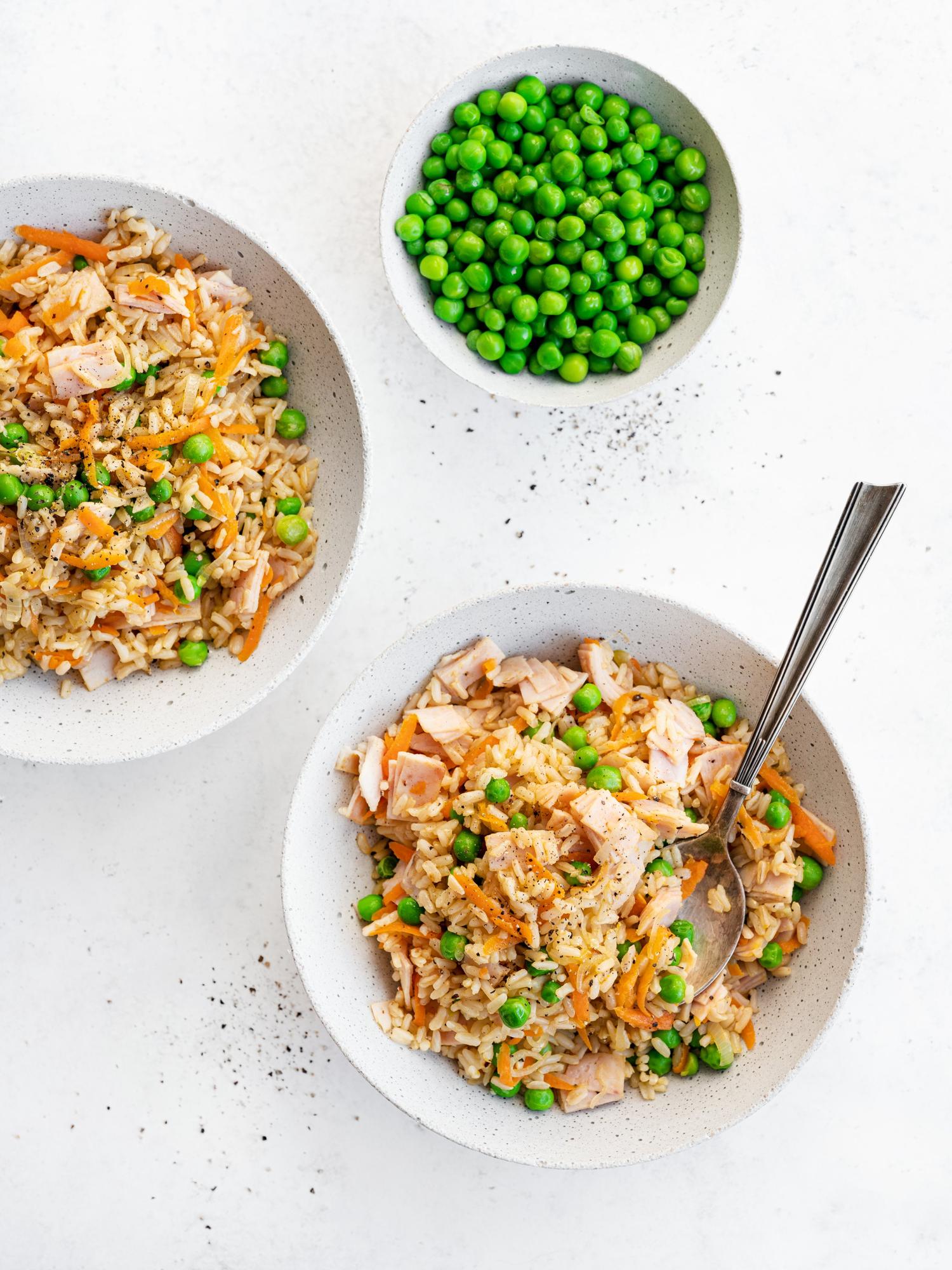 Risotto con prosciutto di pollo e piselli