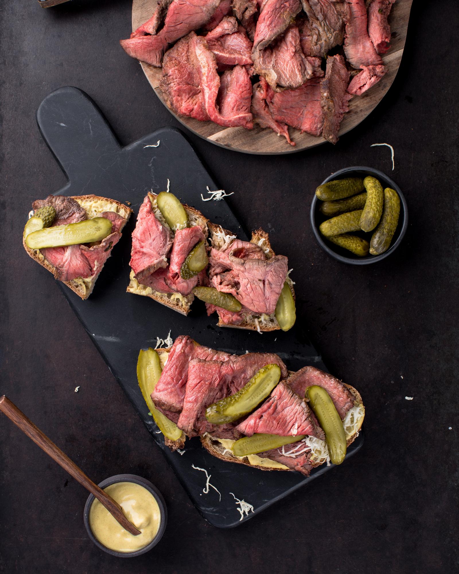 Roast beef con rafano e cetriolini