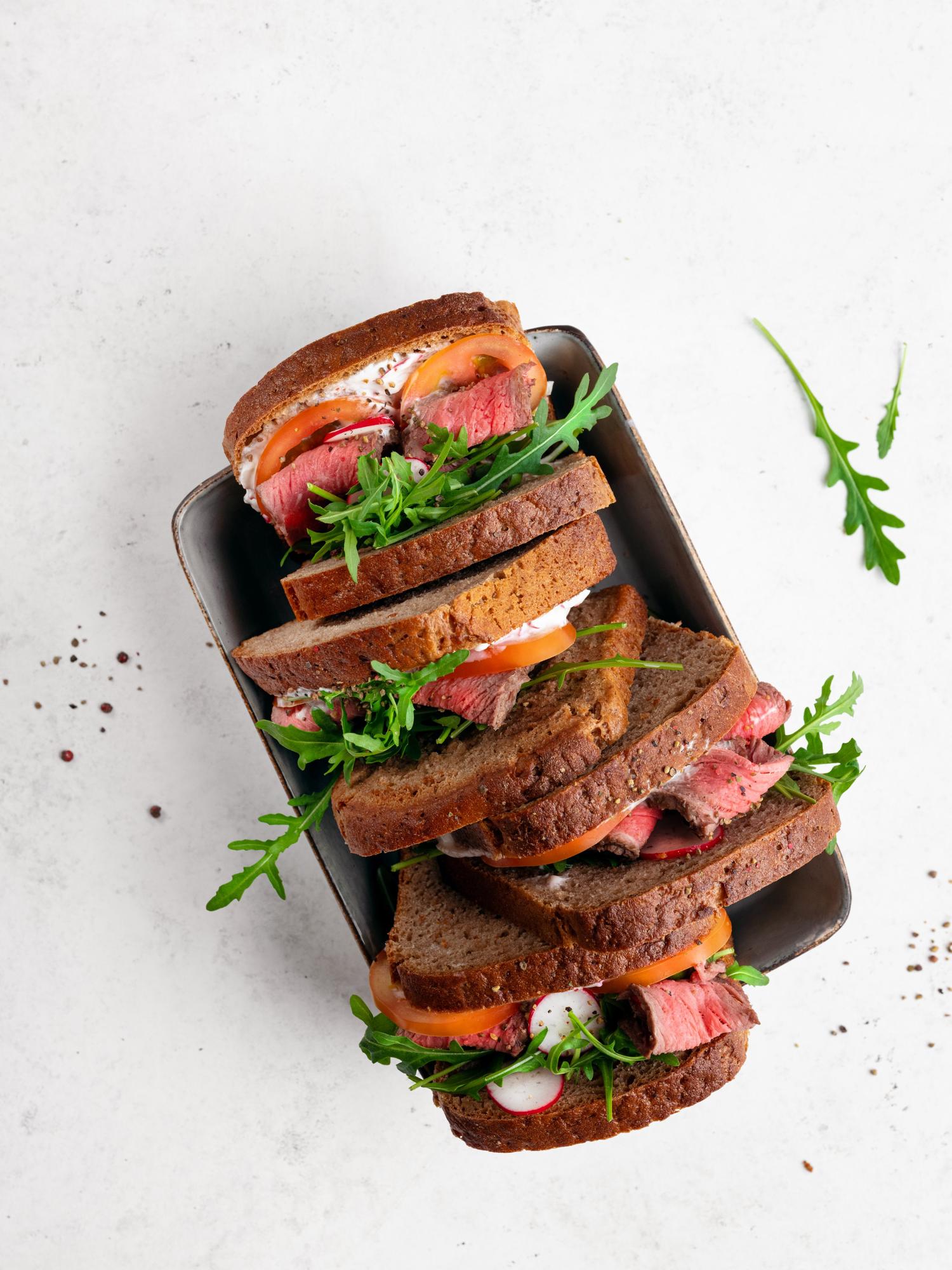 Sandwich di roastbeef con dip di ravanelli