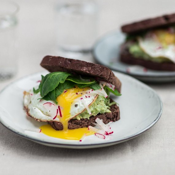 Pane di segale con avocado