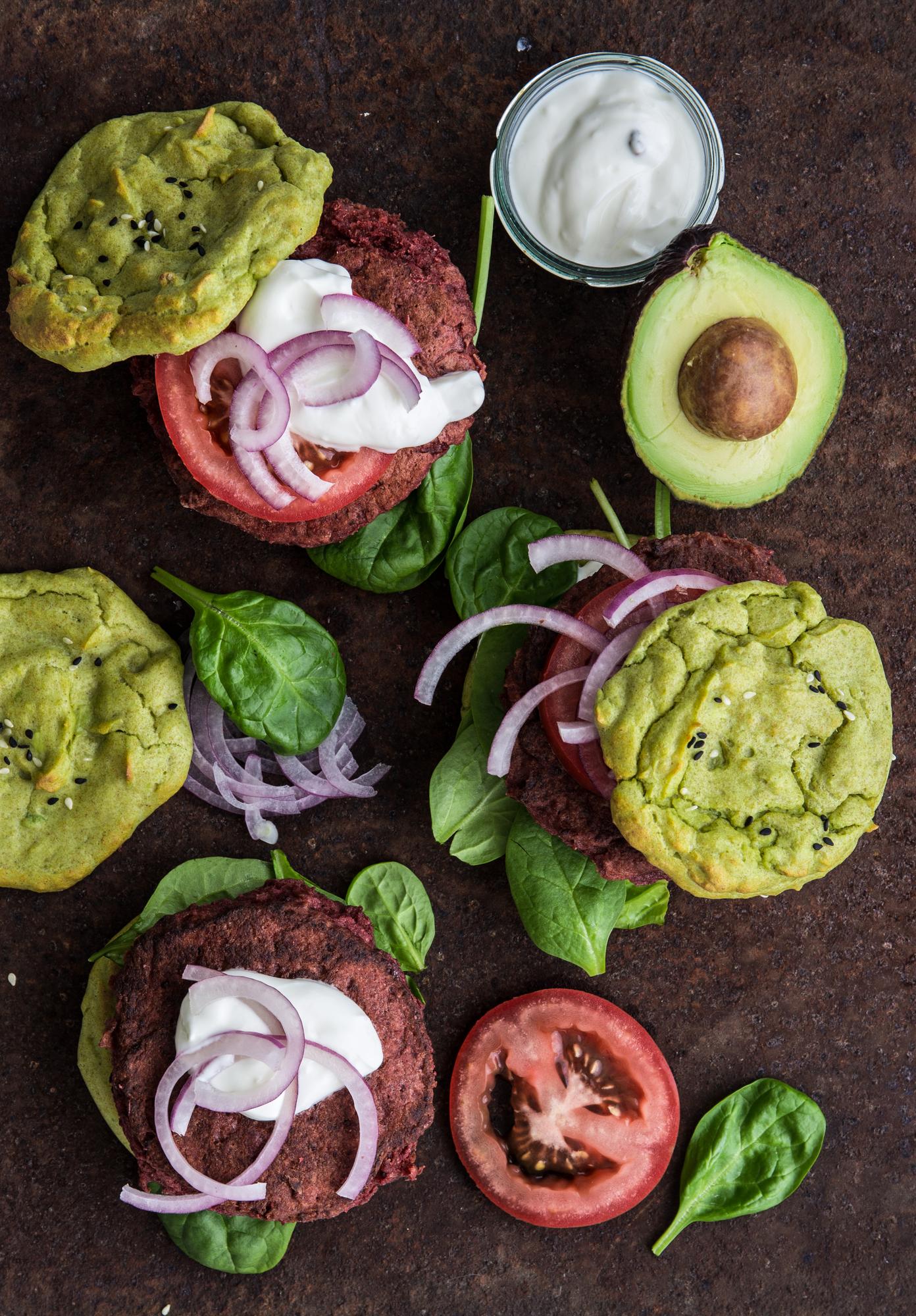 Burger di barbabietola con panino all'avocado