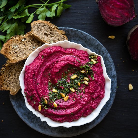 Hummus di barbabietola con rosmarino