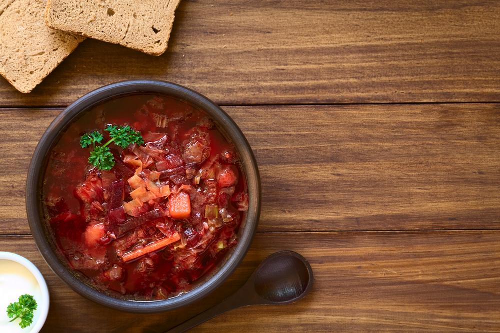 Zuppa di barbabietola rossa e cavolo