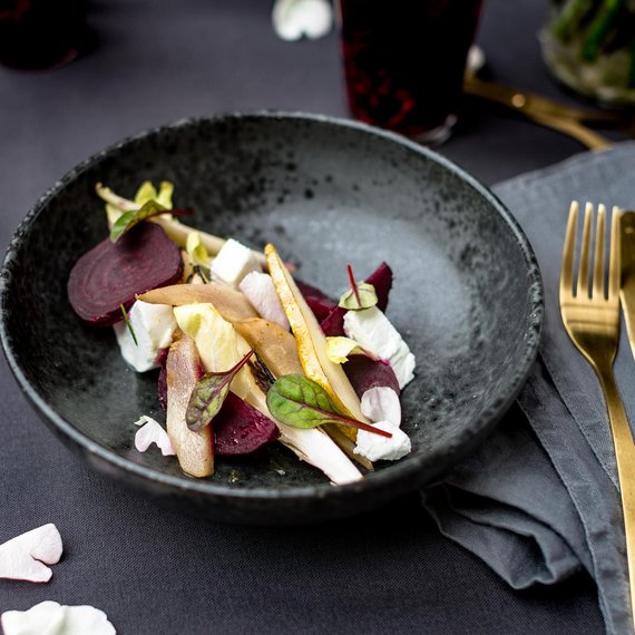 Insalata con cicoria, pera e formaggio di capra